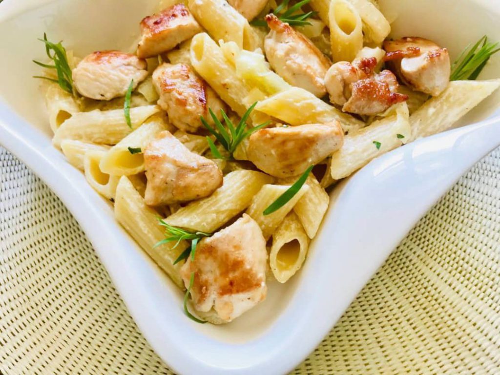 پاستا مرغ و تره فرنگی پاستا مرغ و تره فرنگی