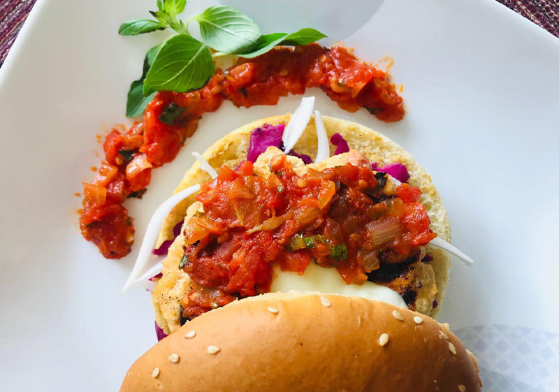 چیکن برگر با سس ماری نارا (marinara) چیکن برگر با سس ماری نارا (marinara)