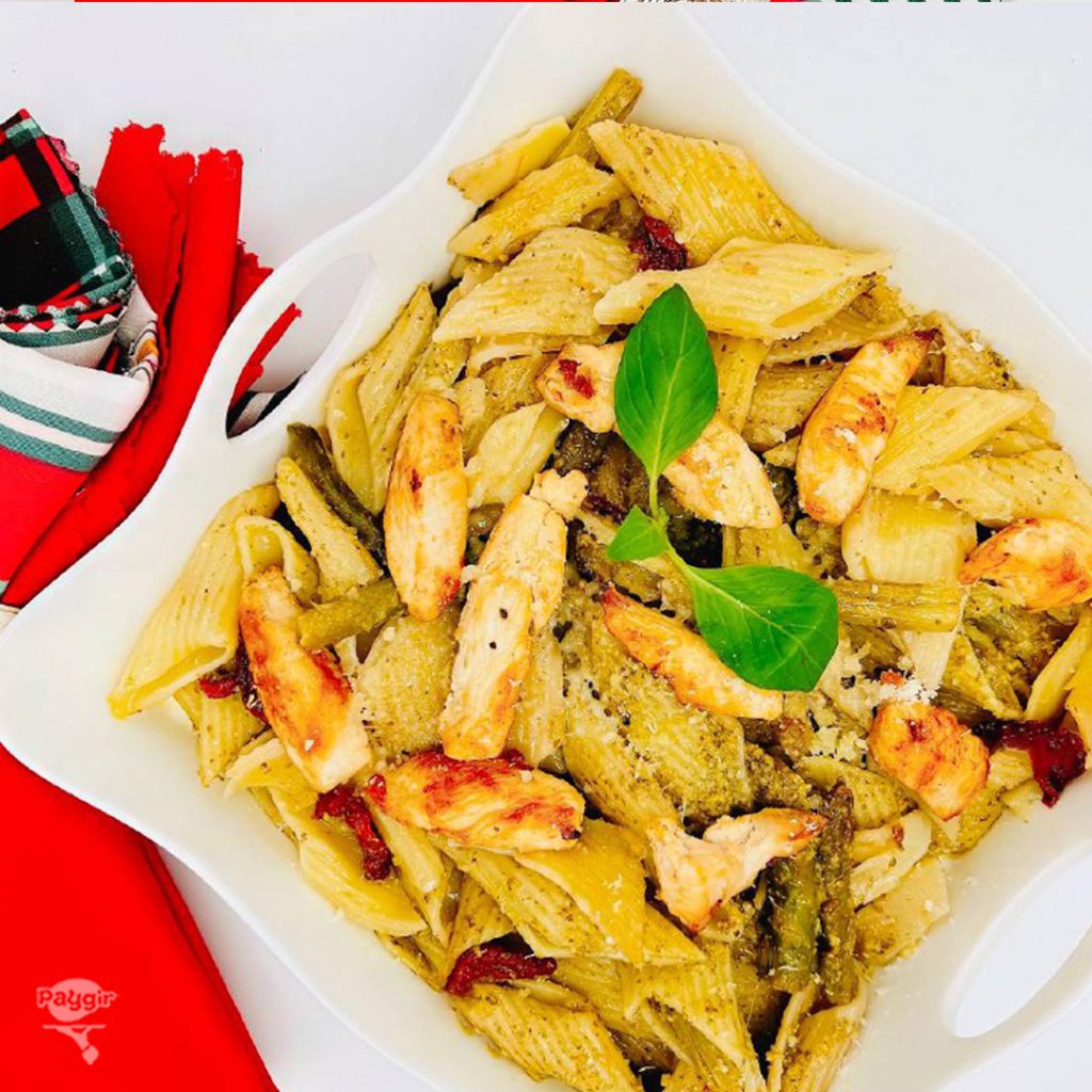 پاستا مرغ پستو با مارچوبه و گوجه فرنگی خشک شده