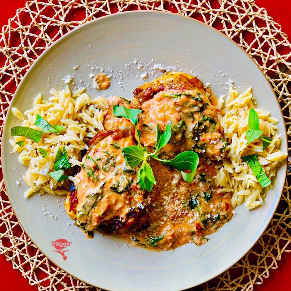 ران مرغ با خامه ، سس گوجه فرنگی و اسفناج ران مرغ با خامه ، سس گوجه فرنگی و اسفناج
