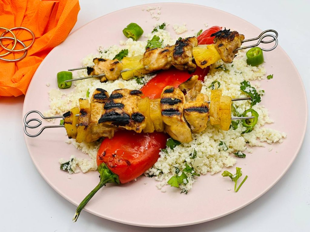 سیخ مرغ و آناناس کبابی شیرین و تند سیخ مرغ و آناناس کبابی شیرین و تند