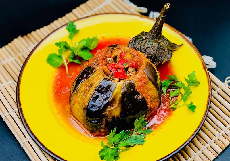 بادمجان شکم پر با مرغ و سبزیجات