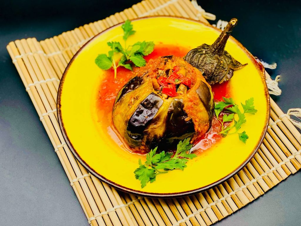 بادمجان شکم پر با مرغ و سبزیجات بادمجان شکم پر با مرغ و سبزیجات