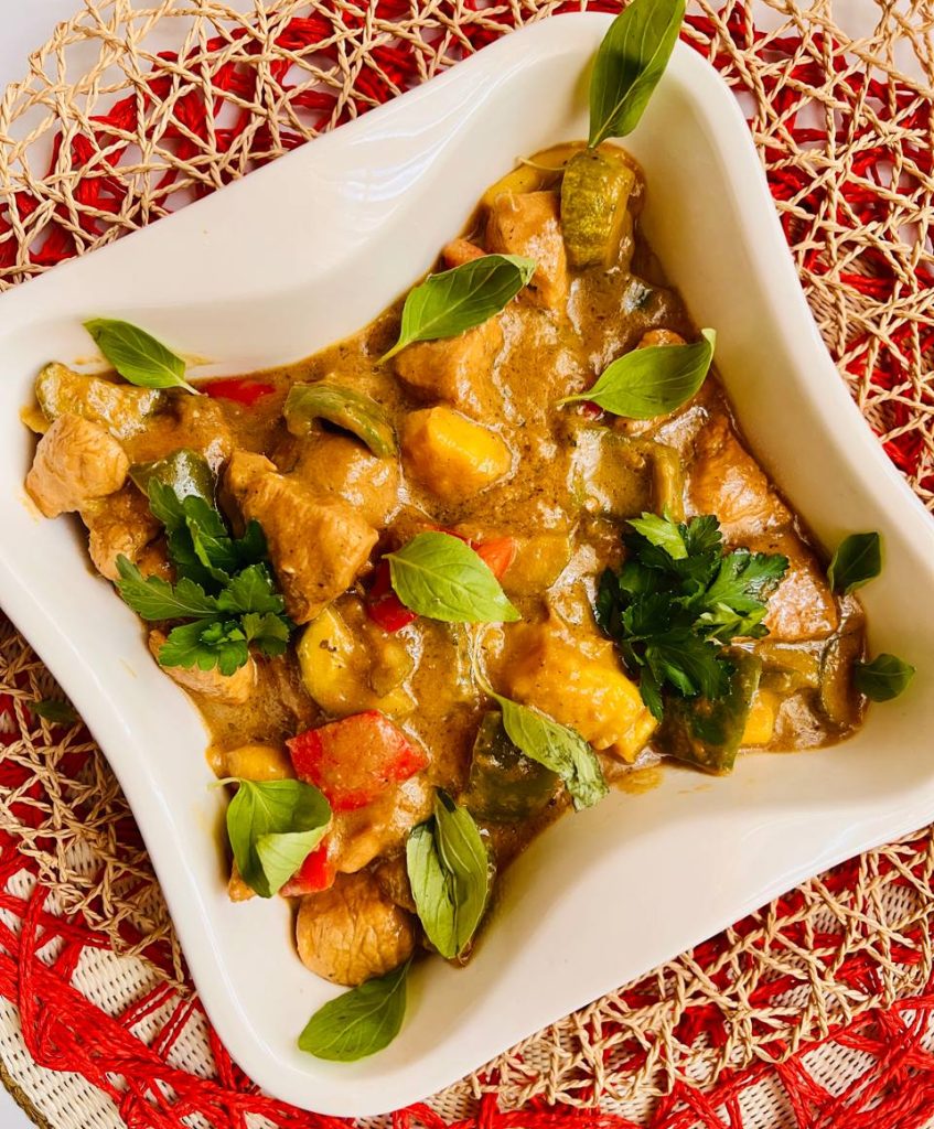 مرغ با سس انبه و کاری قرمز مرغ با سس انبه و کاری قرمز