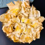 پای فیلو با مرغ، اسفناج و پنیر فتا