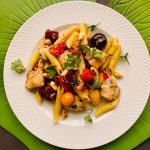 پاستا با گوجه‌فرنگی رُست‌شده، مرغ و سس کره ‌لیمو و سیر