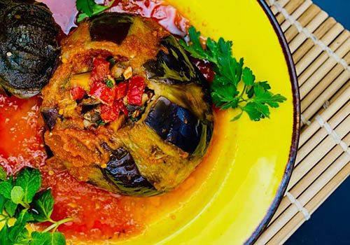 بادمجان شکم پر با مرغ و سبزیجات