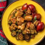 مرغ با آلو قرمز، کدو سبز و گردو