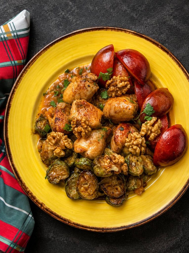 مرغ با آلو قرمز، کدو سبز و گردو