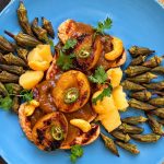 مرغ گریل با بامیه ترد، سس انبه-چیلی و زردآلو گریل شده